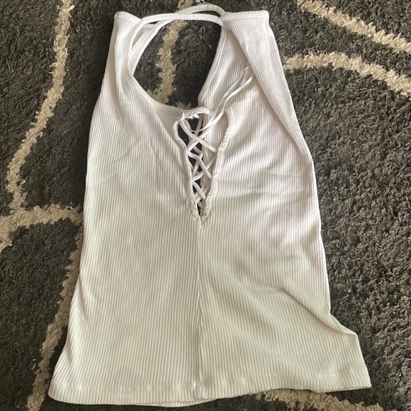 White top with a crow design on the sides - Picture 2 of 3